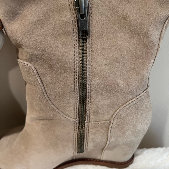 Johnston & Murphy Tan Suede platform Boots.  Fur lined; never worn. - Picture 6 of 8